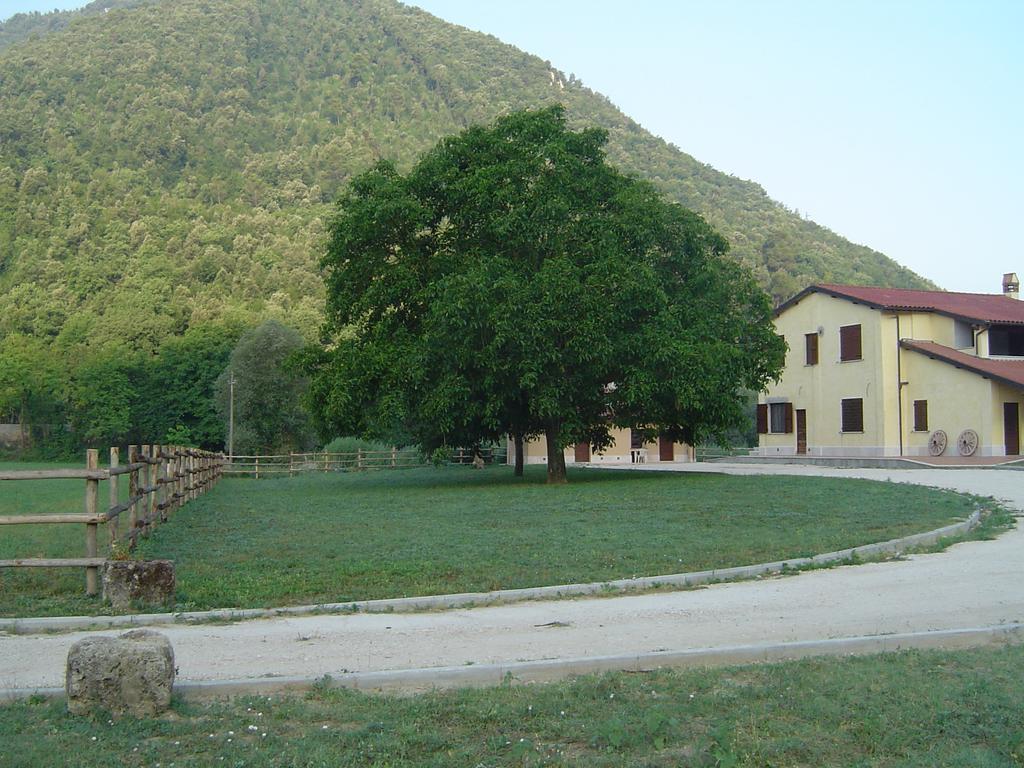 L' Antico Casale Villa Le Marmore Екстериор снимка